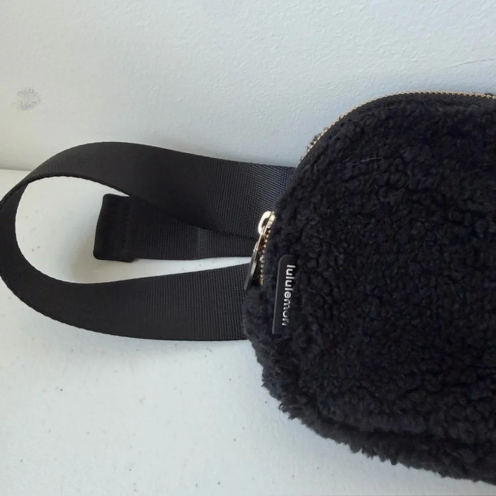 Lululemon Black Fleece Fluffy Sherpa Everywhere Belt Bag 1L‎ Gold Hardware NWOT